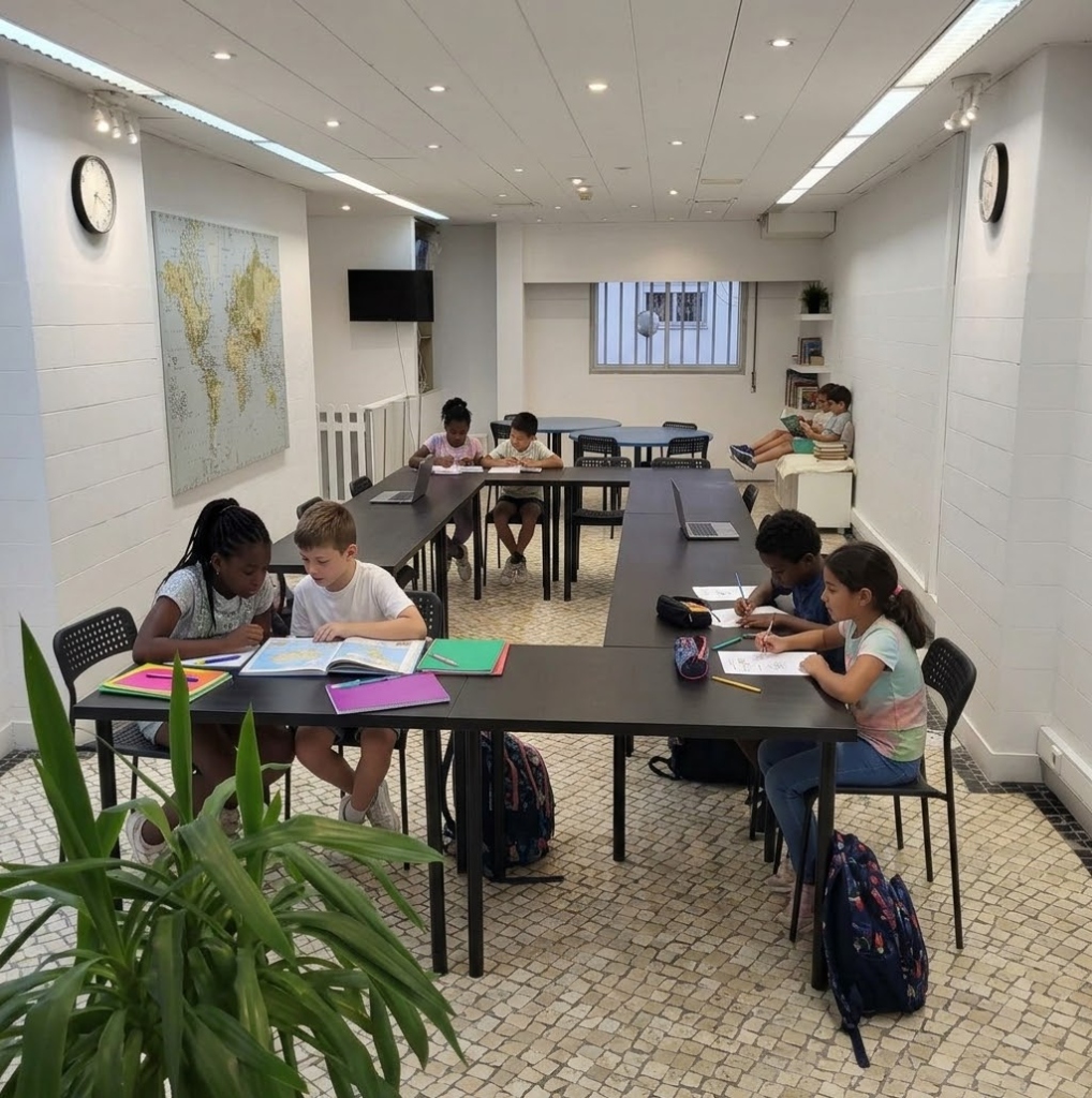 Sala de estudo e ambiente acolhedor do Centro de Estudos D. Sabichão
